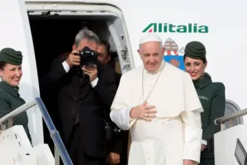 Papa Francisco prestes a embarcar no avião para uma de suas viagens internacionais.