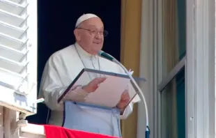 O papa Francisco na janela do palácio Apostólico para rezar Regina Caeli