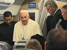 Papa Francisco no avião de volta da Mongólia.