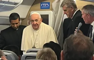 Papa Francisco no avião de volta da Mongólia.