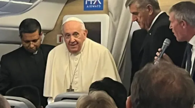 Papa Francisco no avião de volta da Mongólia. ?? 