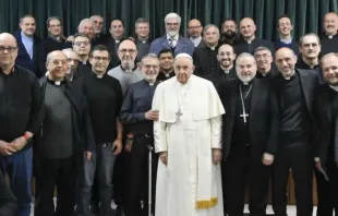 O papa Francisco visita 35 padres da periferia de Roma.