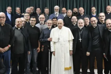 O papa Francisco visita 35 padres da periferia de Roma.