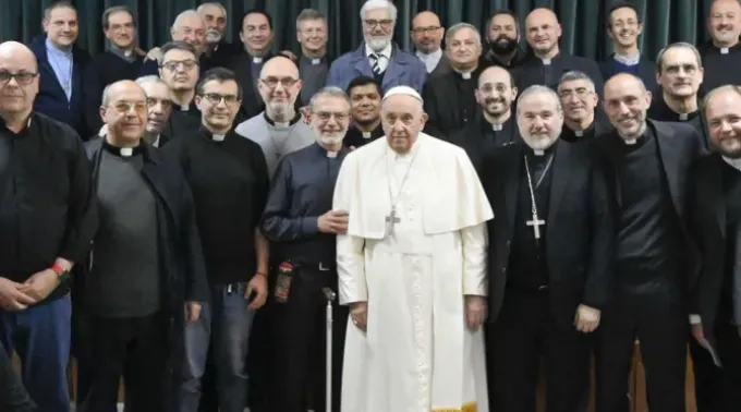 O papa Francisco visita 35 padres da periferia de Roma. ?? 