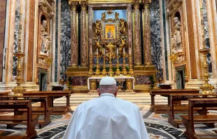 Papa Francisco reza em 12 de abril de 2025 em frente à imagem da Salus Populi Romani