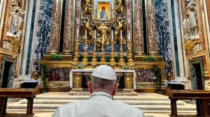 O papa Francisco reza diante da imagem da Virgem Salus Populi Romani. ?? 