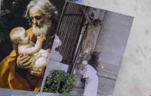 Imagem de são José e foto do papa Francisco beijando um crucifixo, no lado de fora do Hospital Gemelli