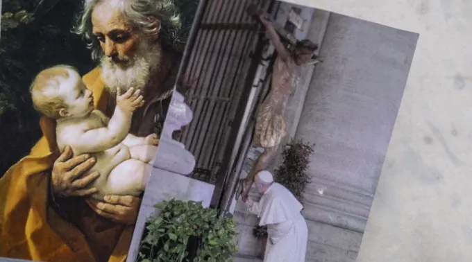 Imagem de São José e foto do Papa Francisco beijando um crucifixo, no lado de fora do Hospital Gemelli