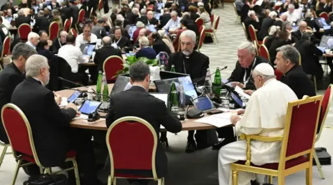 Papa Francisco entre os delegados do Sínodo da Sinodalidade ?? 