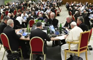 Papa Francisco entre os delegados do Sínodo da Sinodalidade