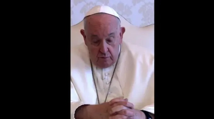 Papa Francisco no vídeo pedindo rezar pela paz. ?? 