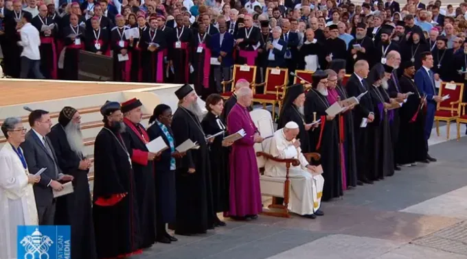 Papa Francisco junto com vários líderes cristãos na vigília ecumênica de oração “Together” pelo Sínodo da Sinodalidade