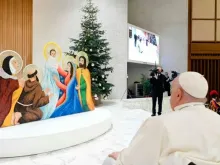 Papa Francisco diante do presépio e da árvore de Natal na Sala Paulo VI, no Vaticano
