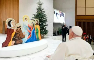 Papa Francisco diante do presépio e da árvore de Natal na Sala Paulo VI, no Vaticano
