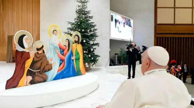 Papa Francisco diante do presépio e da árvore de Natal na Sala Paulo VI, no Vaticano. ?? 