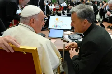 Papa Francisco e cardeal Mario Grech durante a assembleia geral do Sínodo.