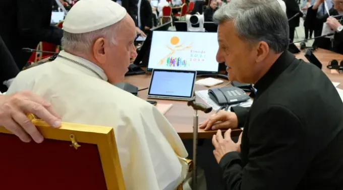 Papa Francisco e cardeal Mario Grech durante a assembleia geral do Sínodo. ?? 