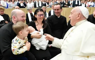 Papa Francisco com os peregrinos da Hungria neste 25 de abril.