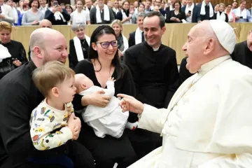 Papa Francisco com os peregrinos da Hungria neste 25 de abril.