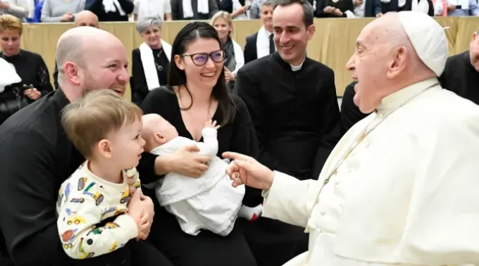 Papa Francisco com os peregrinos da Hungria neste 25 de abril. ?? 