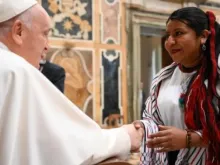 Papa Francisco saúda os participantes de encontro sobre “O conhecimento dos povos indígenas e das ciências”.