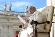 Papa Francisco lê a catequese durante Audiência Geral desta quarta-feira, 24 de