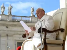 Papa Francisco lê a catequese durante Audiência Geral desta quarta-feira, 24 de