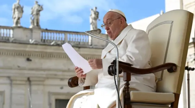 Papa Francisco lê a catequese durante Audiência Geral desta quarta-feira, 24 de ?? 