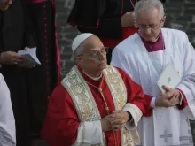 Leão XIV reza diante da Virgem Imaculada na praça de Espanha.
