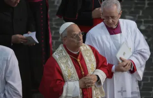 Leão XIV reza diante da Virgem Imaculada na praça de Espanha.