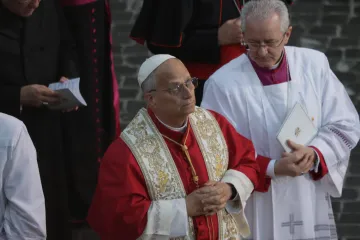 Leão XIV reza diante da Virgem Imaculada na praça de Espanha.