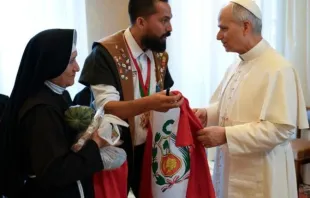 Papa Leão XIV com membros da delegação de Chiclayo, Peru, na segunda-feira, 19 de maio, no Vaticano. .