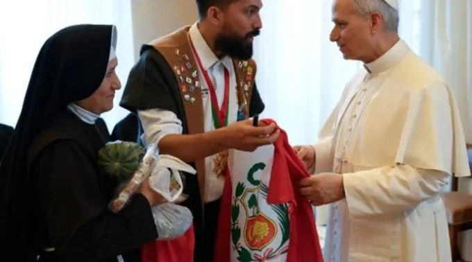 Papa Leão XIV com membros da delegação de Chiclayo, Peru, na segunda-feira, 19 de maio, no Vaticano. . ?? 