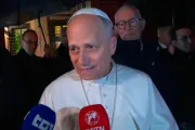 O papa Leão XIV fala com jornalistas na terça-feira, 23 de dezembro, ao sair da vila papal de Castel Gandolfo.