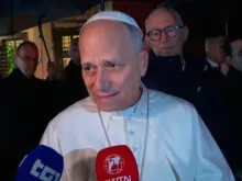 O papa Leão XIV fala com jornalistas na terça-feira, 23 de dezembro, ao sair da vila papal de Castel Gandolfo.