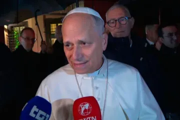 O papa Leão XIV fala com jornalistas na terça-feira, 23 de dezembro, ao sair da vila papal de Castel Gandolfo.
