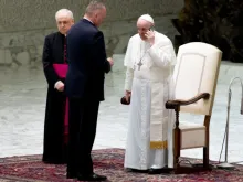 Imagem ilustrativa do papa Francisco falando ao telefone