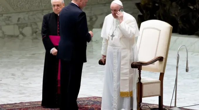 Imagem ilustrativa do papa Francisco falando ao telefone ?? 