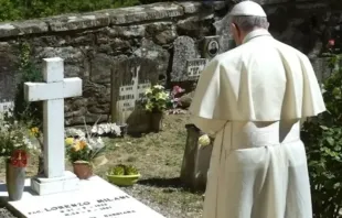 Papa Francisco no túmulo do padre Lorenzo Milani em 2017