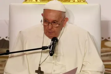 Papa Francisco durante oração com o clero em viagem a Marselha.