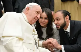 Papa Francisco com um casal de esposos