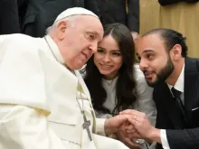 Papa Francisco com um casal de esposos