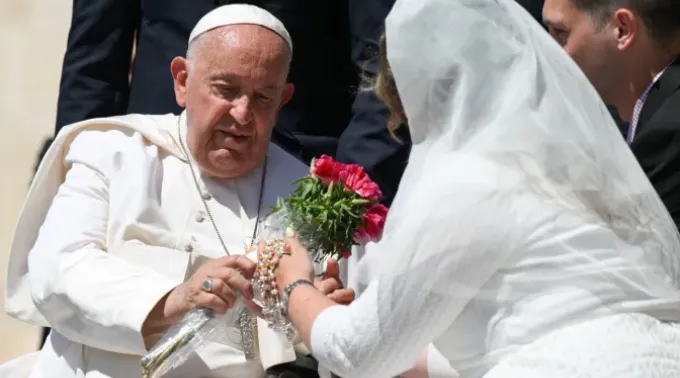 Imagem ilustrativa do papa Francisco com casal. ?? 