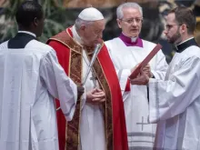 Papa Francisco durante missa em memória de Bento XVI e dos bispos e cardeais mortos.