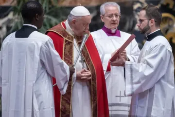 Papa Francisco durante missa em memória de Bento XVI e dos bispos e cardeais mortos.