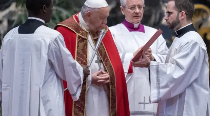 Papa Francisco durante missa em memória de Bento XVI e dos bispos e cardeais mortos. ?? 