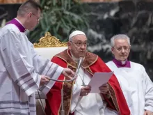Papa Francisco durante a missa em memória de Bento XVI e bispos e cardeais mortos.