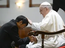 O papa Francisco cumprimenta padre na Mongólia.