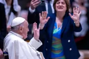 O Papa Francisco saúda uma mulher.