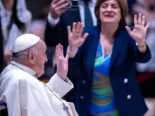 O Papa Francisco saúda uma mulher.